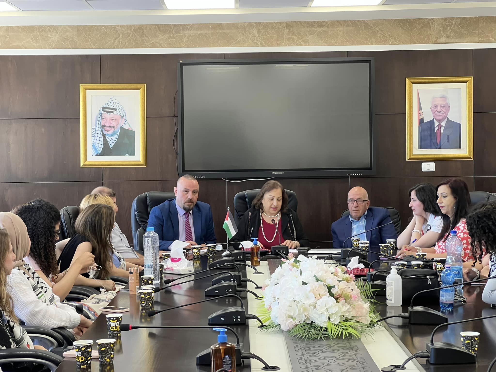 وزيرة الصحة د. مي الكيلة تطلع وفد المغتربين من مؤسسة اعرف تراثك على الواقع الصحي في فلسطين.